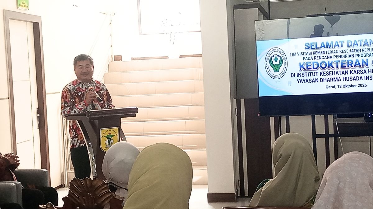 Komite Etik Bidang Hukum Yayasan Dharma Husada Insani Garut, H. Rudy Gunawan, S.H., M.H., memberikan keterangan terkait visitasi usulan pembukaan Fakultas Kedokteran Gigi IKKHG di Kampus 3, Selasa (13/10/2026).