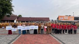 Penyerahan simbolis manfaat Jaminan Kematian kepada ahli waris peserta BPJS Ketenagakerjaan dalam apel gabungan di Kabupaten Garut, 12 Oktober 2026.