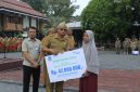 Sekretaris Daerah Kabupaten Garut, Nurdin Yana, memimpin penyerahan simbolis manfaat Jaminan Kematian kepada ahli waris dalam apel gabungan di Setda Garut, Senin (12/10/2026).
