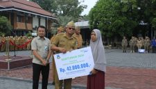 Sekretaris Daerah Kabupaten Garut, Nurdin Yana, memimpin penyerahan simbolis manfaat Jaminan Kematian kepada ahli waris dalam apel gabungan di Setda Garut, Senin (12/10/2026).