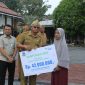 Sekretaris Daerah Kabupaten Garut, Nurdin Yana, memimpin penyerahan simbolis manfaat Jaminan Kematian kepada ahli waris dalam apel gabungan di Setda Garut, Senin (12/10/2026).