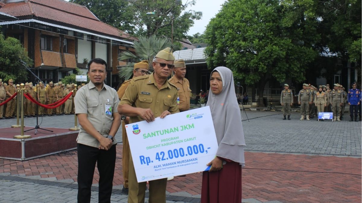 Sekretaris Daerah Kabupaten Garut, Nurdin Yana, memimpin penyerahan simbolis manfaat Jaminan Kematian kepada ahli waris dalam apel gabungan di Setda Garut, Senin (12/10/2026).