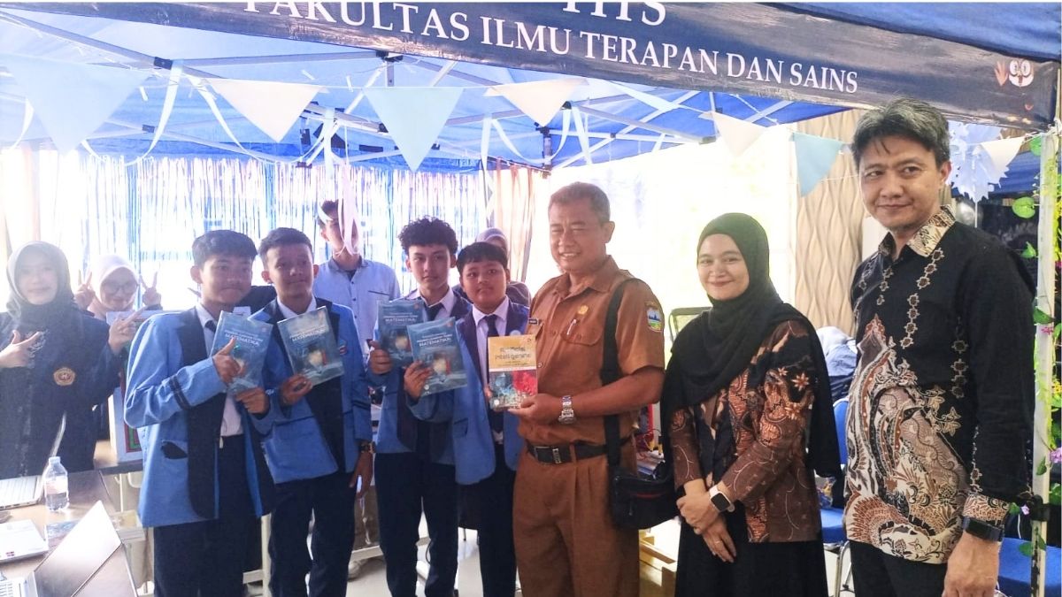 Kepala SMP Negeri 2 Garut, Darsono, menghadiri Gelar Karya 2.0 PPG IPI Garut bertema “Merajut Arah, Membangun Bangsa” di Aula IPI Garut, Kabupaten Garut, Senin (19/10/2026).