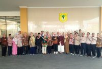 Ketua Pembina YDHIG, Dr. H. Hadiat, dan Rektor IKKHG, Dr. Iwan Wahyudi, foto bersama usai rangkaian persiapan usulan pembukaan Fakultas Kedokteran Gigi di Kampus 3 IKKHG, Selasa (13/10/2026).