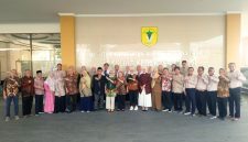 Ketua Pembina YDHIG, Dr. H. Hadiat, dan Rektor IKKHG, Dr. Iwan Wahyudi, foto bersama usai rangkaian persiapan usulan pembukaan Fakultas Kedokteran Gigi di Kampus 3 IKKHG, Selasa (13/10/2026).