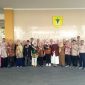 Ketua Pembina YDHIG, Dr. H. Hadiat, dan Rektor IKKHG, Dr. Iwan Wahyudi, foto bersama usai rangkaian persiapan usulan pembukaan Fakultas Kedokteran Gigi di Kampus 3 IKKHG, Selasa (13/10/2026).