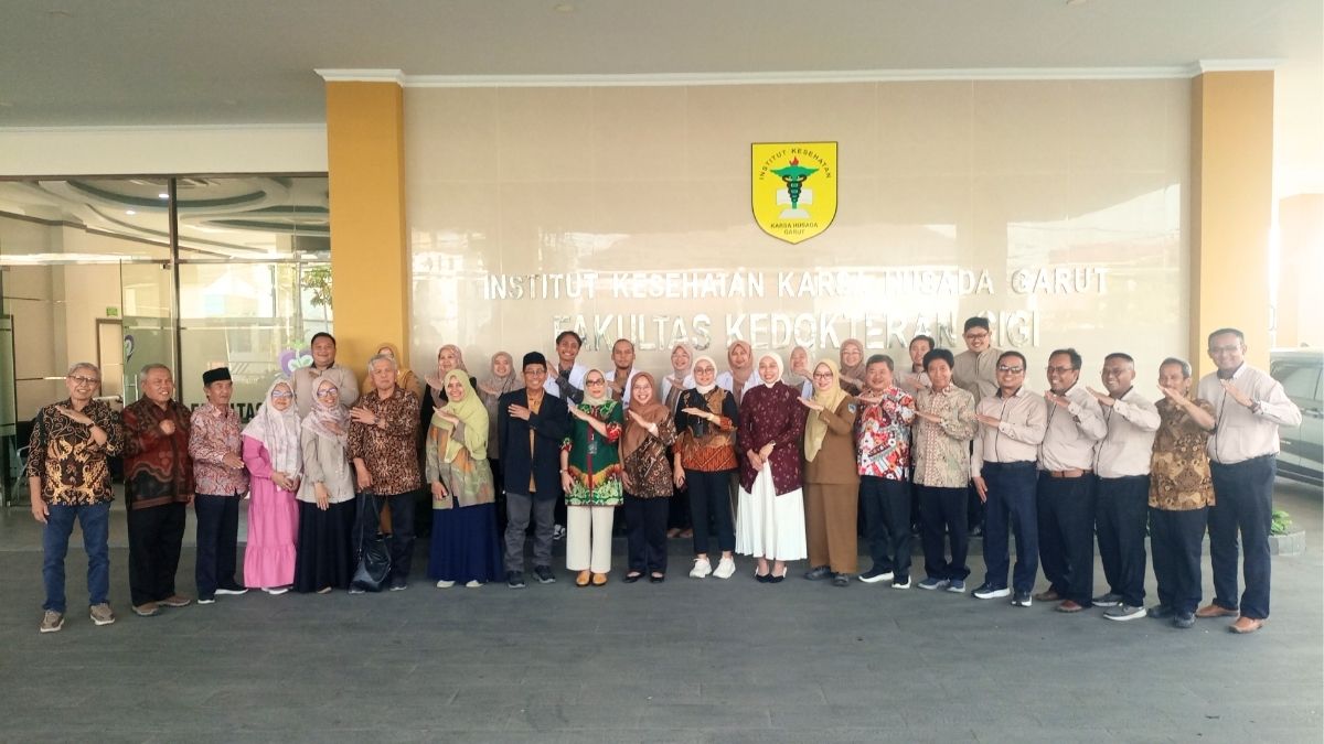 Ketua Pembina YDHIG, Dr. H. Hadiat, dan Rektor IKKHG, Dr. Iwan Wahyudi, foto bersama usai rangkaian persiapan usulan pembukaan Fakultas Kedokteran Gigi di Kampus 3 IKKHG, Selasa (13/10/2026).